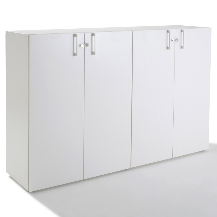 Armoire mi haute portes battantes en bois.