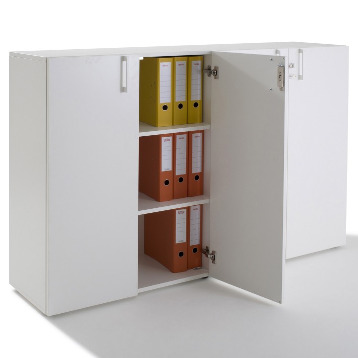 Armoire mi haute portes battantes en bois.