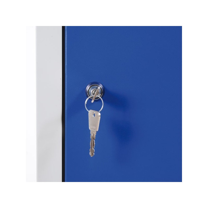 Serrure à clé sur une porte de vestiaire