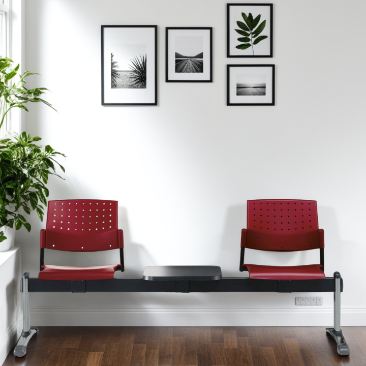 Chaises sur poutre en polypro avec tablette | Gosto