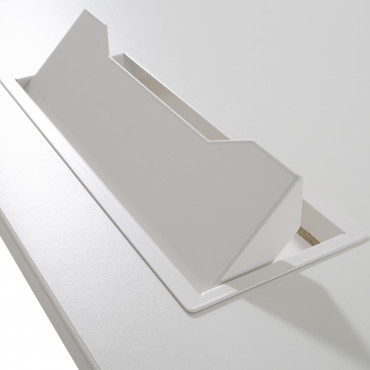 Zoom sur le flap pour passe câble avec plateau blanc