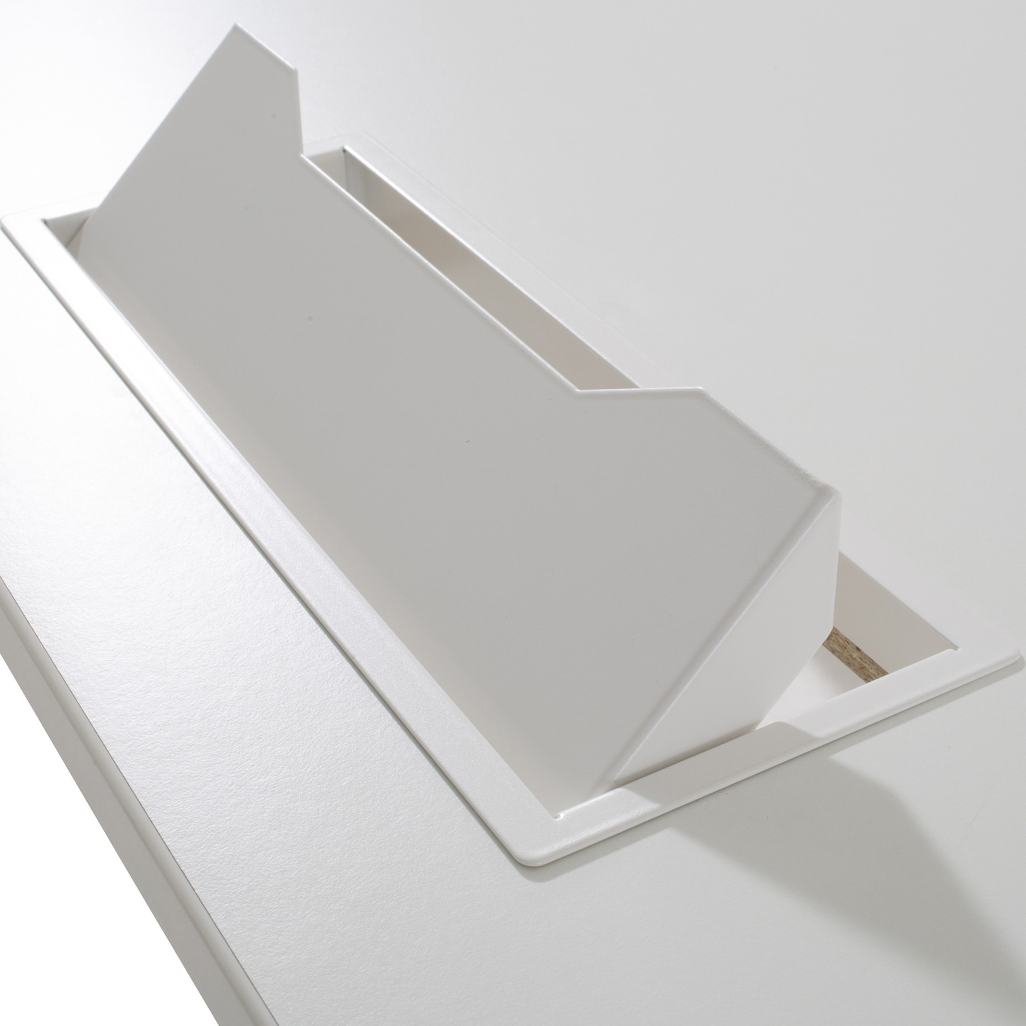 Zoom sur le flap pour passe câble avec plateau blanc