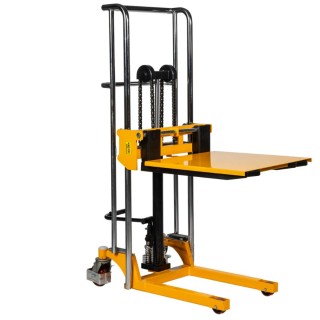 Gerbeur / Table, 400kg, levée 1300mm vue de trois quart avec fourches mi hauteur