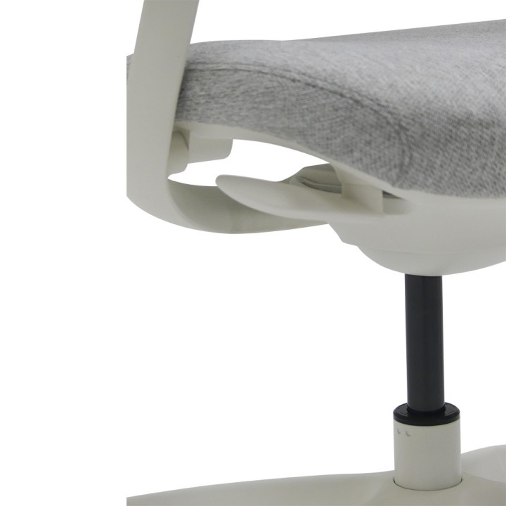 Fauteuil de bureau en résille Mira blanc - Vue rapprochée assise