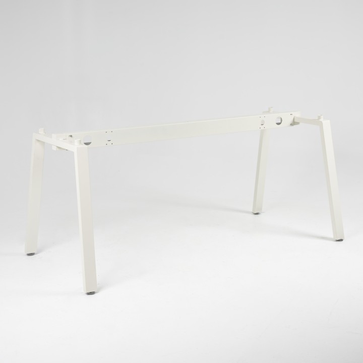 Bureau droit Pure A - vue sur le piétement métallique blanc avec peinture époxy