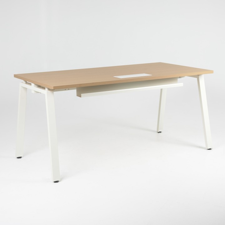 Bureau droit Pure A - plateau chêne clair, piétement blanc avec flap central et goulotte