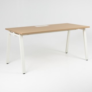 Bureau droit Pure A - plateau chêne clair, piétement blanc avec flap central