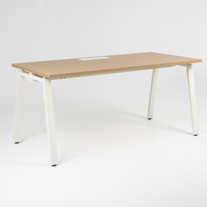 Bureau droit Pure A - plateau chêne clair, piétement blanc avec flap central