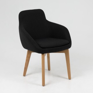 Fauteuil Arsène tissu noir, piétement bois, vue de 3/4