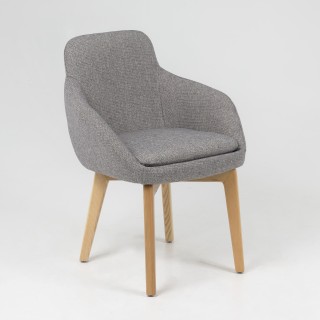 Fauteuil Arsène tissu gris, piétement bois, vue de 3/4
