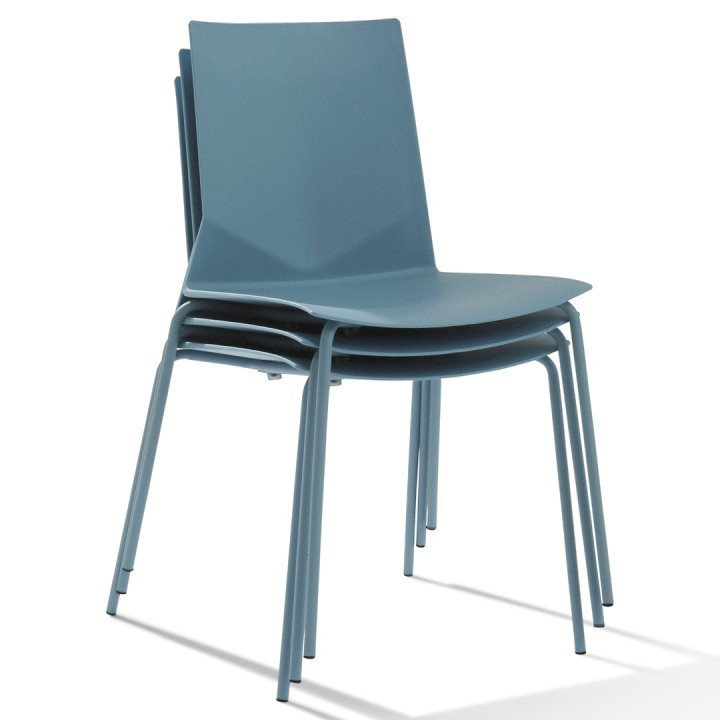 Chaises de bureau 4 pieds Hella bleues empilées