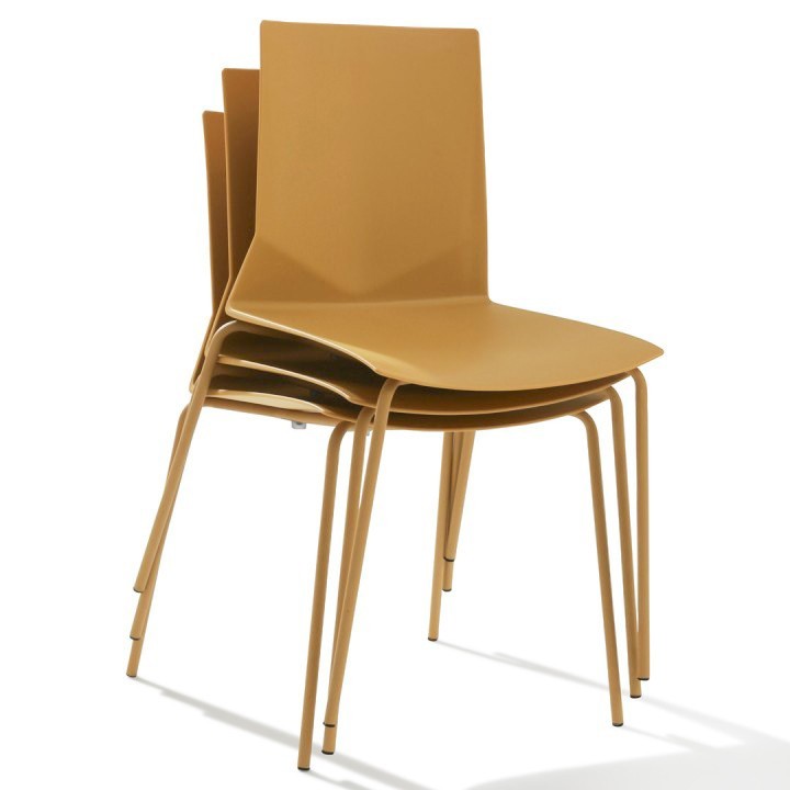 Chaises de bureau 4 pieds Hella jaunes empilées
