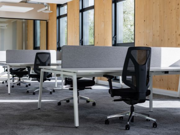 Mobilier ergonomique et acoustique : fauteuils, bureaux réglables et cabines